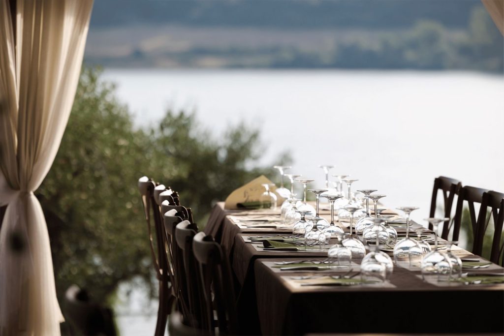 Tavolo con sedie apparecchiato vista lago